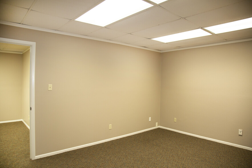 2105-2115 Wyoming Blvd NE, Albuquerque, NM for lease - Interior Photo - Image 2 of 21