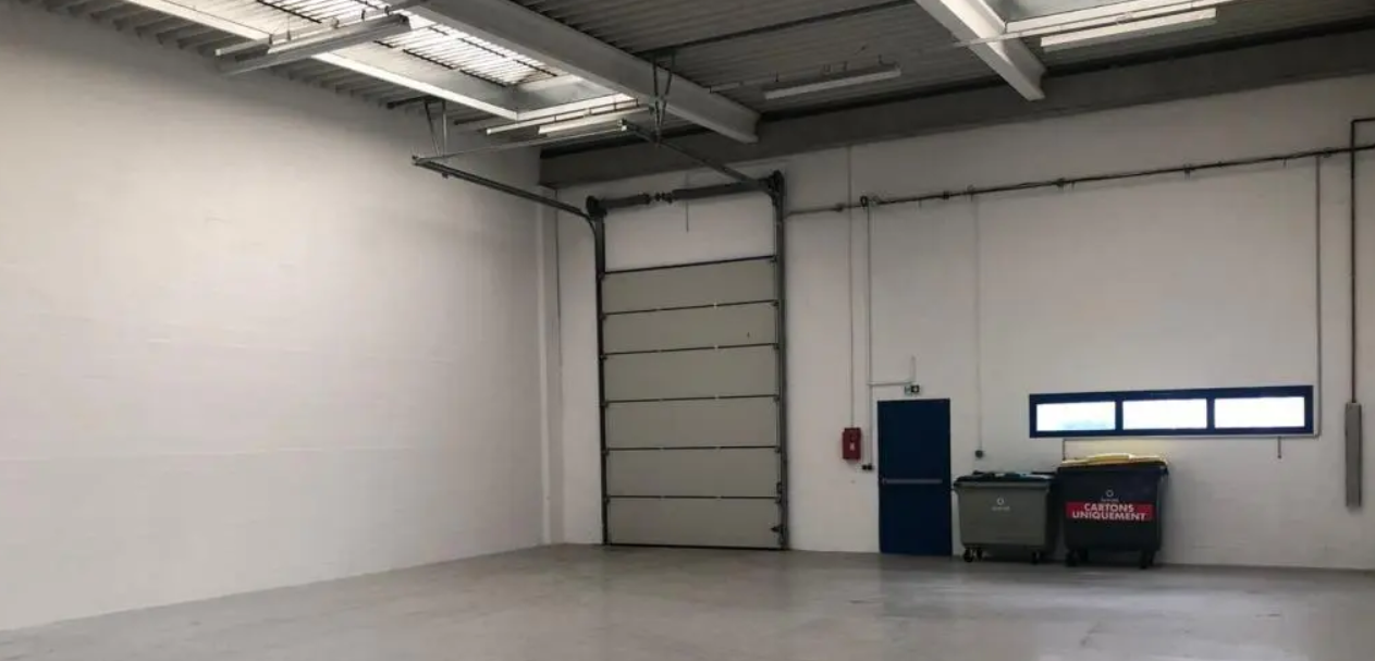 Flex in Lieusaint for lease Building Photo- Image 1 of 3