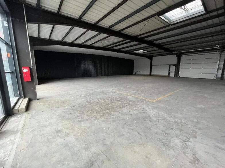 Retail in Saint-Vit for lease - Interior Photo - Image 2 of 3