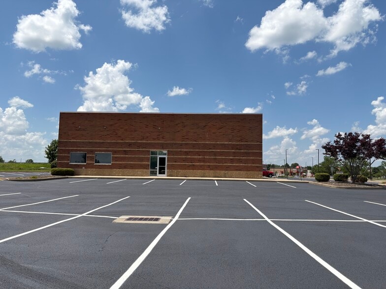 5650 Belleville Crossing St, Belleville, IL for lease - Building Photo - Image 2 of 4