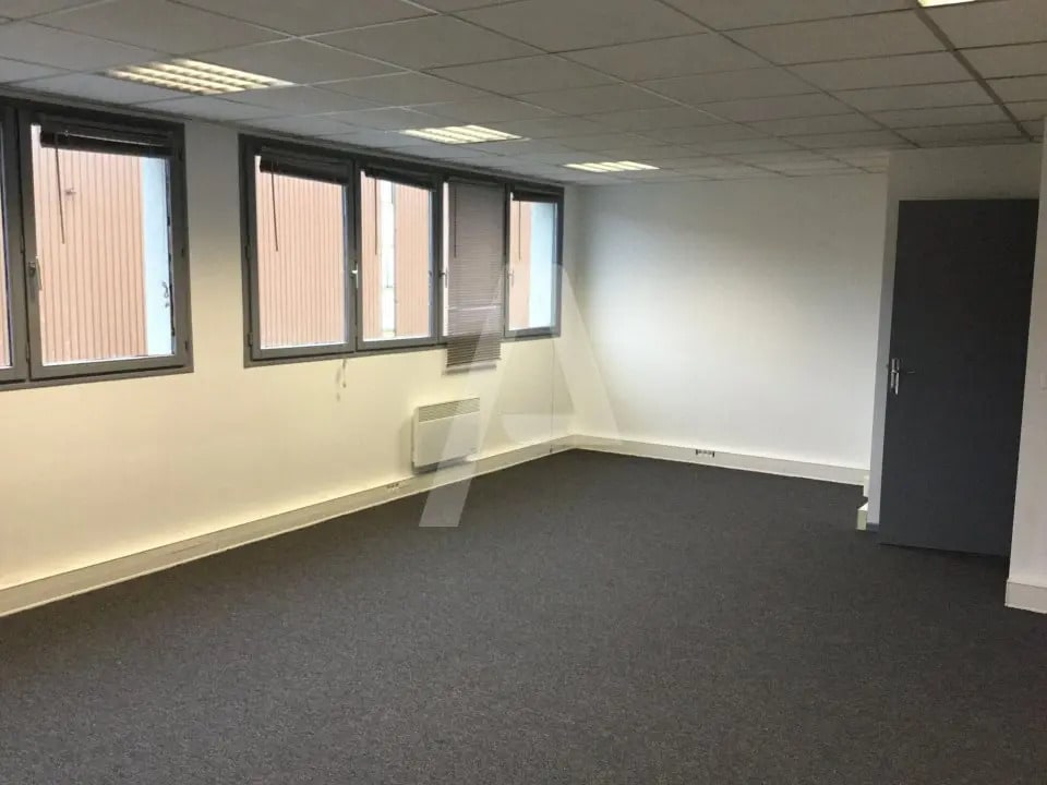 Flex in Émerainville for lease Interior Photo- Image 1 of 6