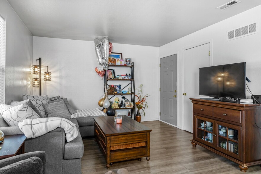 1805 E Overland Rd, Meridian, ID for sale - Building Photo - Image 3 of 30