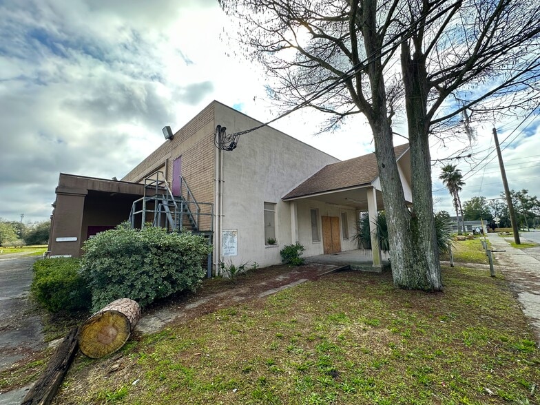 4.33 Acres with 24,000 sqft under roof portfolio of 2 properties for sale on LoopNet.com - Primary Photo - Image 3 of 3