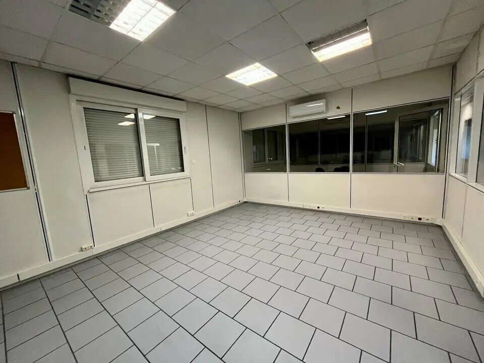 Office in Piolenc for lease Interior Photo- Image 1 of 6