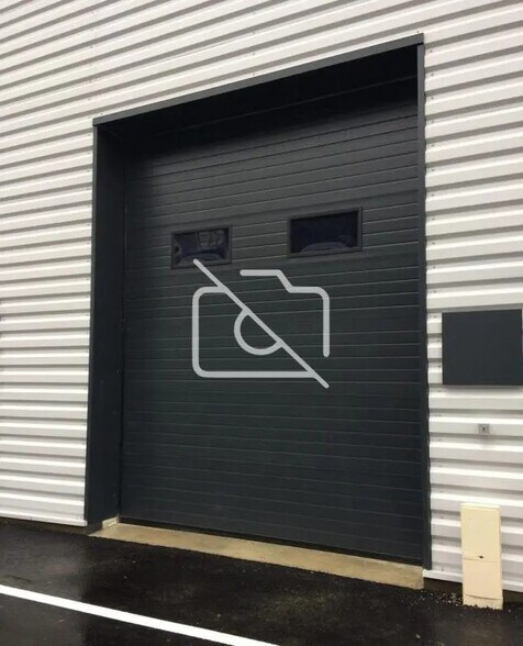 Industrial in La Queue-les-Yvelines for lease - Building Photo - Image 1 of 2