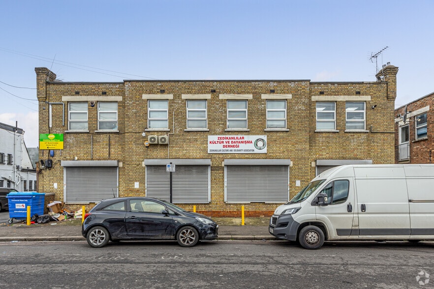 17 Queensway, Enfield for lease - Building Photo - Image 3 of 9