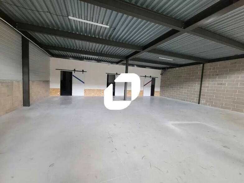 Flex in Marcoussis for lease - Interior Photo - Image 2 of 11