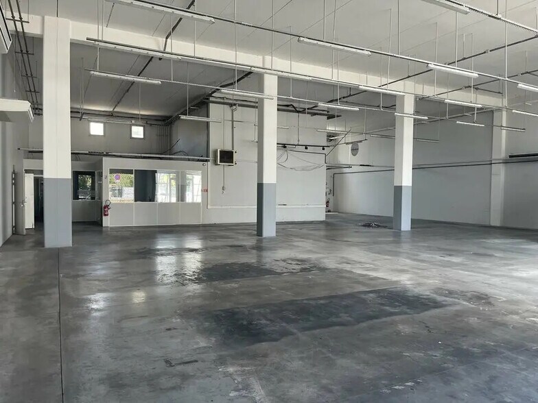 Retail in Aubagne for lease - Interior Photo - Image 2 of 7