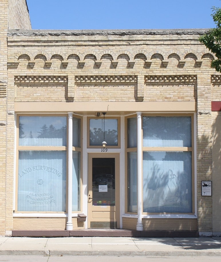 109 W Main St, Omro, WI for sale Primary Photo- Image 1 of 1