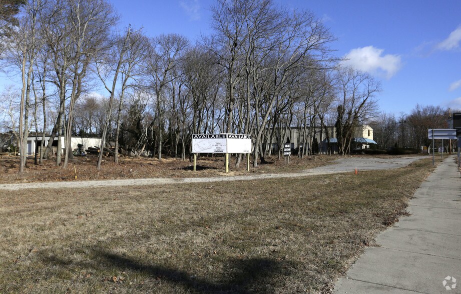 28 W Main Rd, Riverhead, NY for sale - Primary Photo - Image 1 of 1