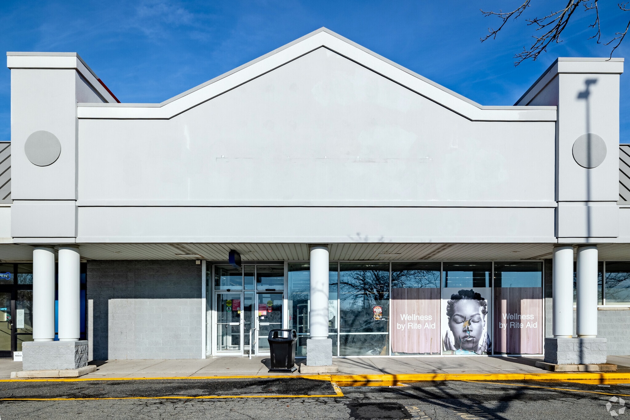 367-425 N Service Rd, Patchogue, NY for lease Building Photo- Image 1 of 10