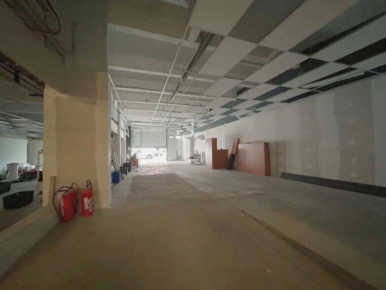 Flex in Lille for lease - Interior Photo - Image 2 of 8