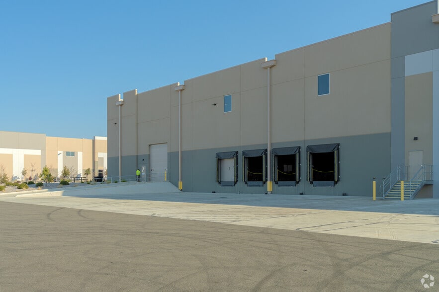7461 Metro Air Pky, Sacramento, CA for lease - Building Photo - Image 3 of 10