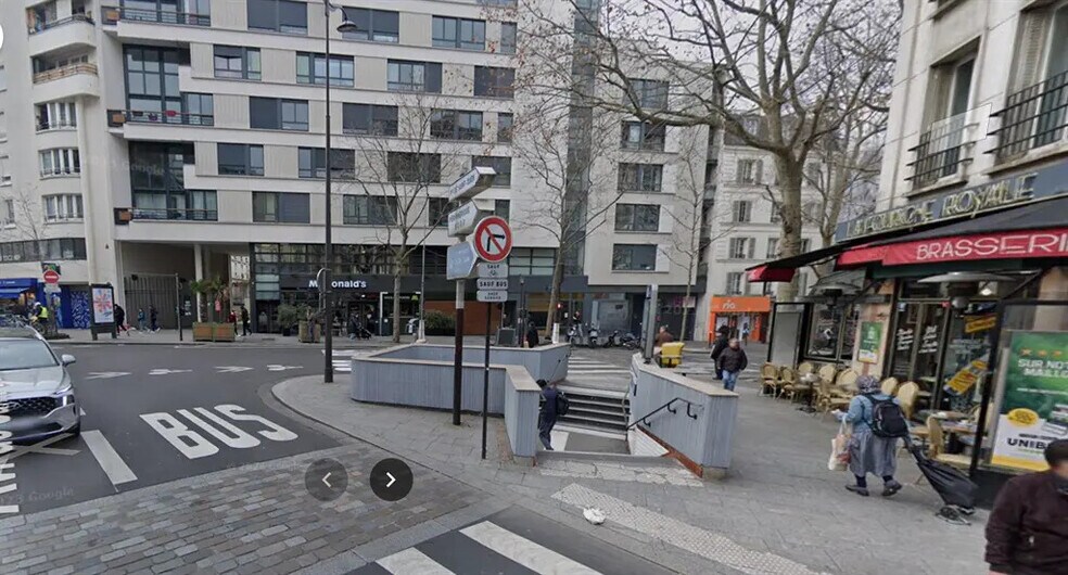 Retail in Paris for lease - Building Photo - Image 2 of 3