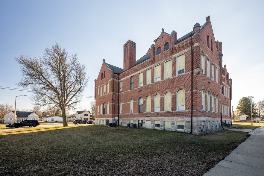 400 E South A St, Gas City, IN 46933 Gas City School Apartments