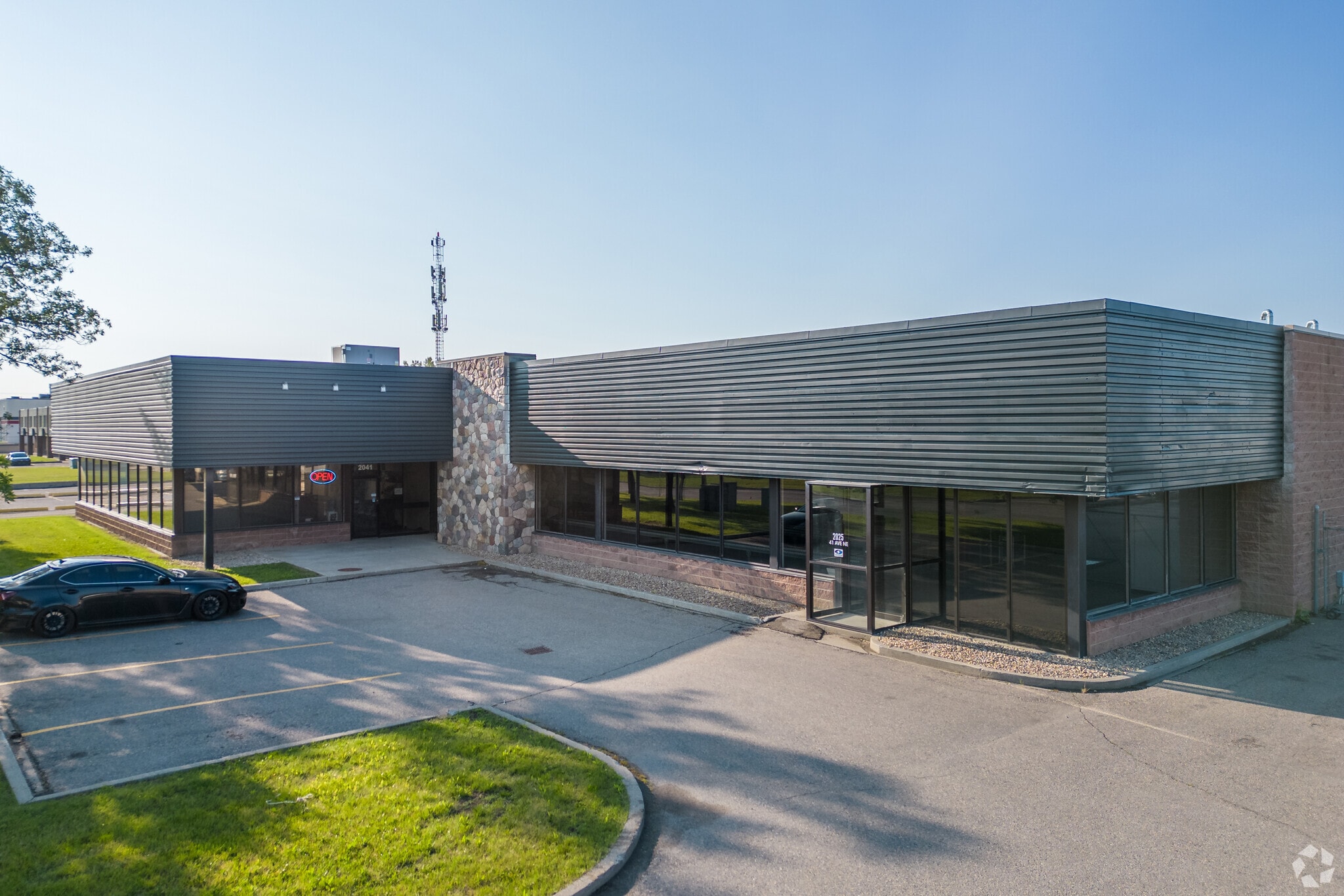 2041 41 Av NE, Calgary, AB for sale Primary Photo- Image 1 of 1