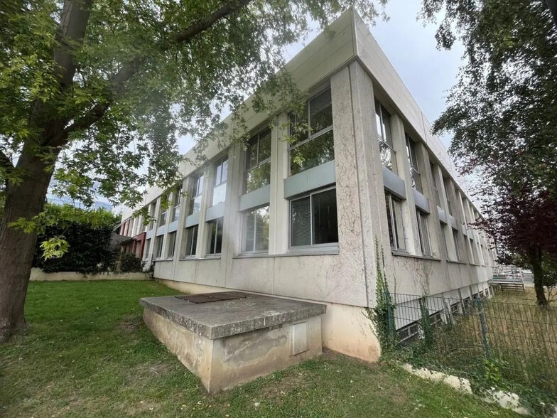 Office in Saint-Germain-en-Laye for lease - Building Photo - Image 2 of 13