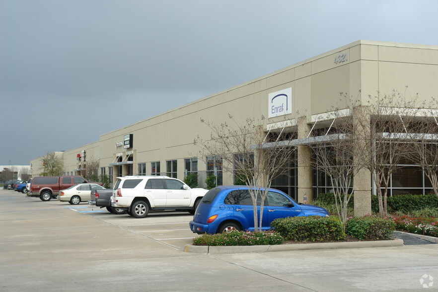 4321 W Sam Houston Pky N, Houston, TX for lease - Building Photo - Image 2 of 4