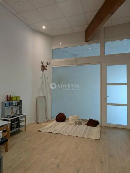 Office in  for lease - Interior Photo - Image 3 of 4