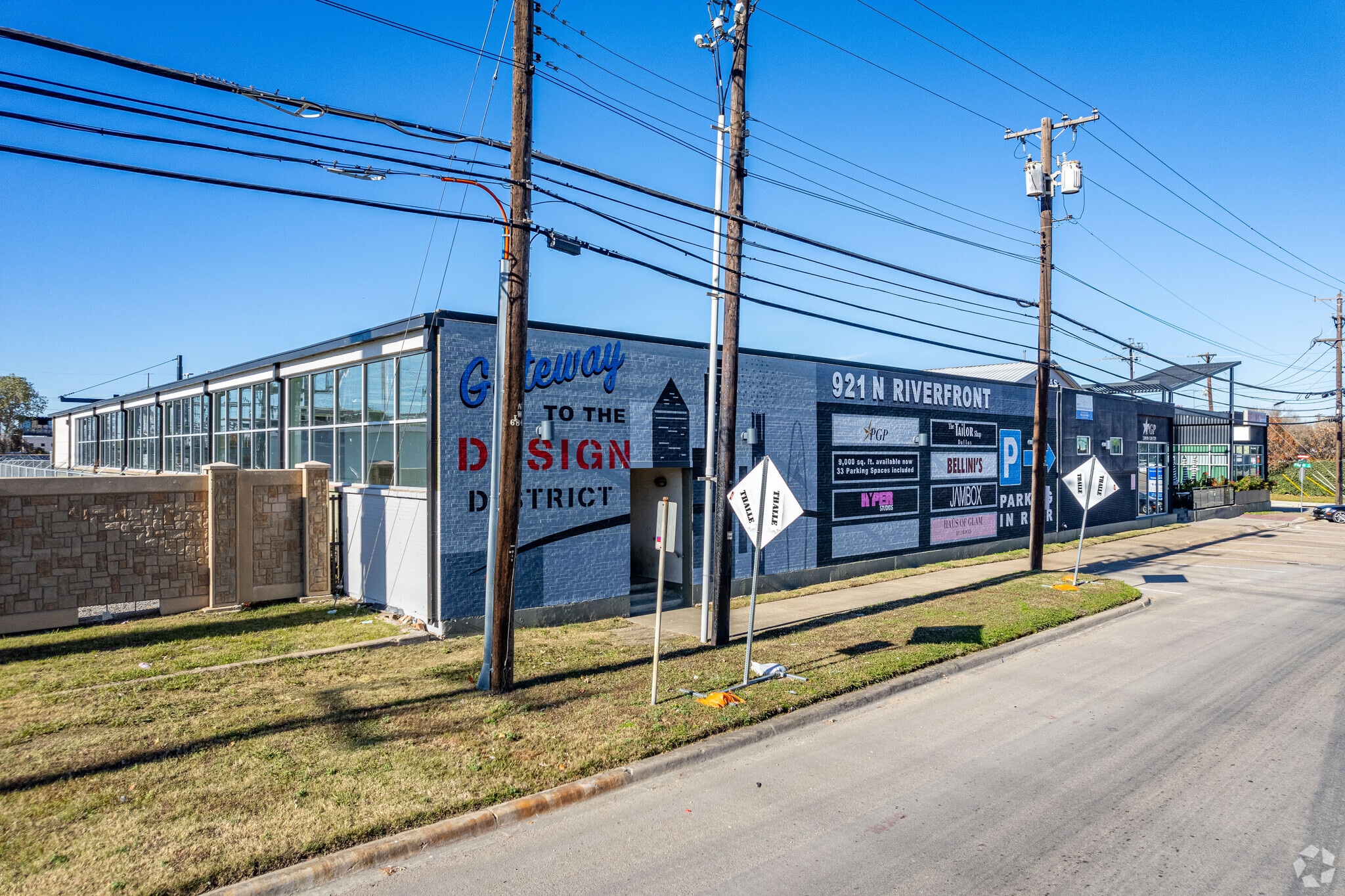 921 N Riverfront Blvd, Dallas, TX for lease Building Photo- Image 1 of 10