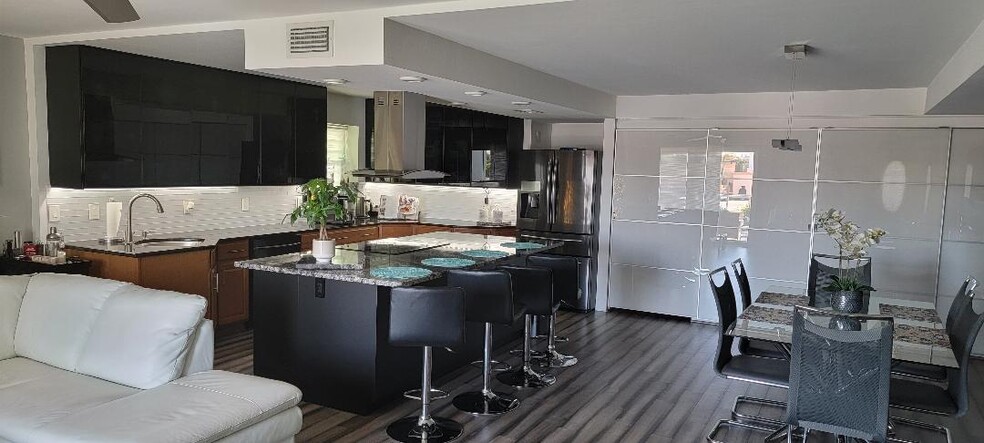 125 110th Ave, Treasure Island, FL for sale - Interior Photo - Image 3 of 34