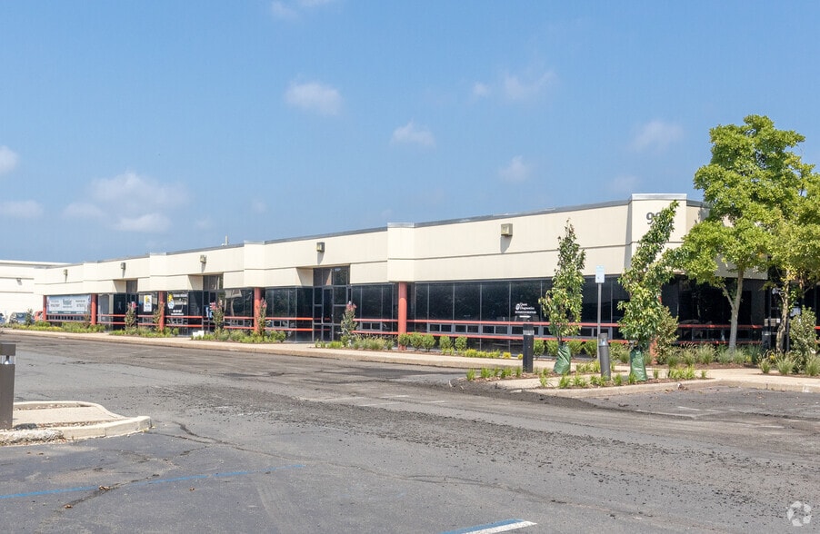 904 Oak Tree Rd, South Plainfield, NJ for lease - Building Photo - Image 2 of 6