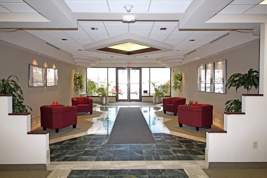 55 Corporate Dr, Trumbull, CT for lease - Lobby - Image 2 of 20