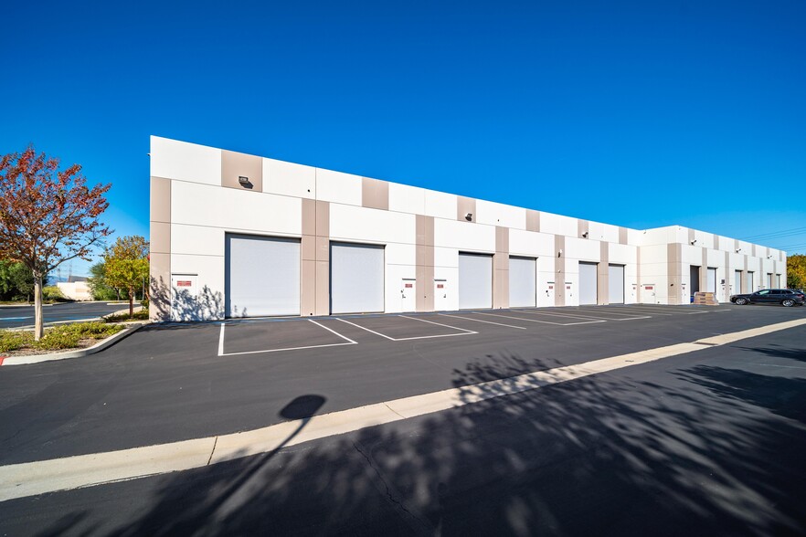 26340-26354 Ruether Ave, Santa Clarita, CA for lease - Building Photo - Image 3 of 8