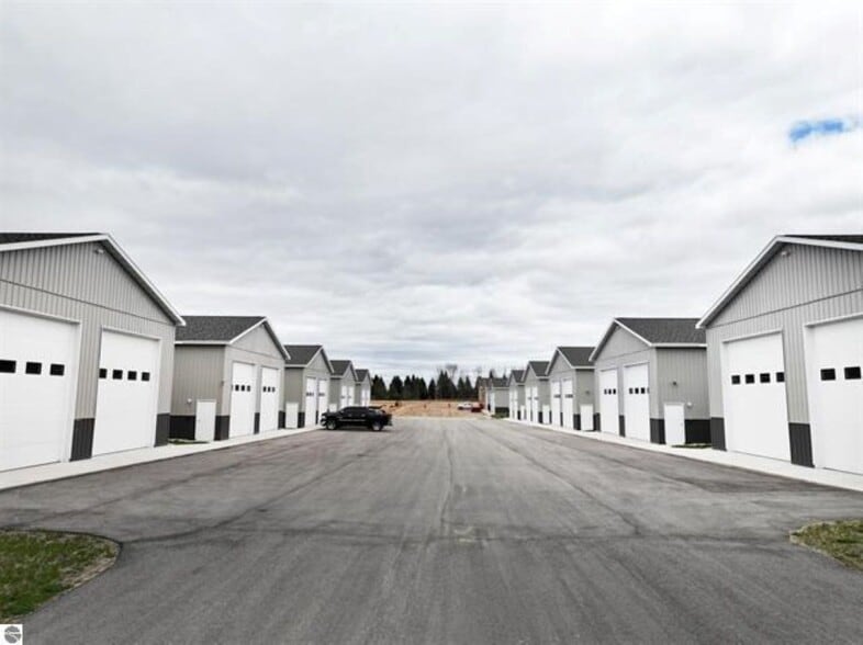 5801 Storage Loop Unit 35 dr, Traverse City, MI for sale - Building Photo - Image 2 of 4