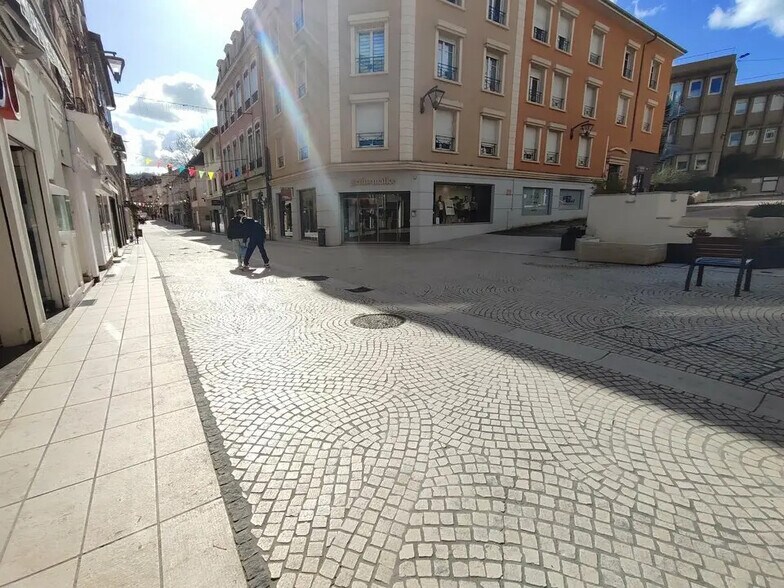 Retail in Bourgoin-Jallieu for sale - Building Photo - Image 3 of 8