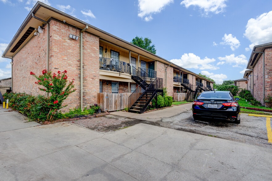 5704 Edgemoor Dr, Houston, TX for sale - Building Photo - Image 3 of 11