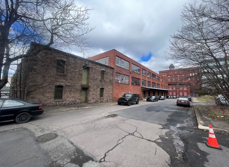 151-155 E Market St, Wilkes Barre, PA for lease - Building Photo - Image 3 of 8