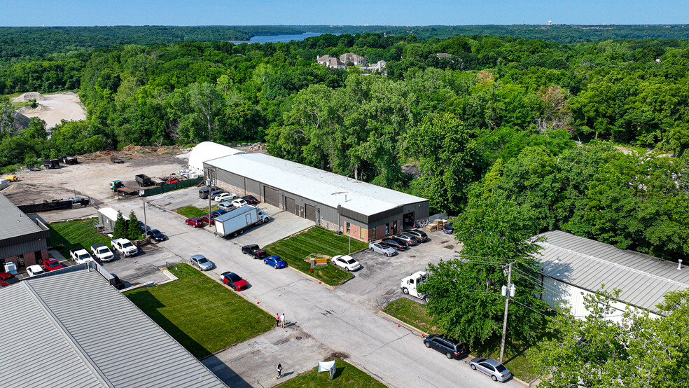 1121-1123 SW 28th St, Blue Springs, MO for lease - Building Photo - Image 3 of 4