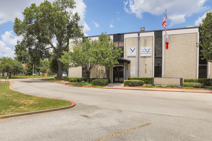 2122 E Governors Cir, Houston, TX for sale - Building Photo - Image 2 of 14