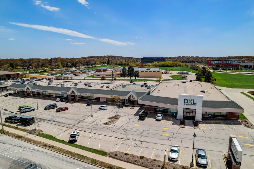 17445 W Bluemound Rd, Brookfield, WI for lease - Building Photo - Image 1 of 9