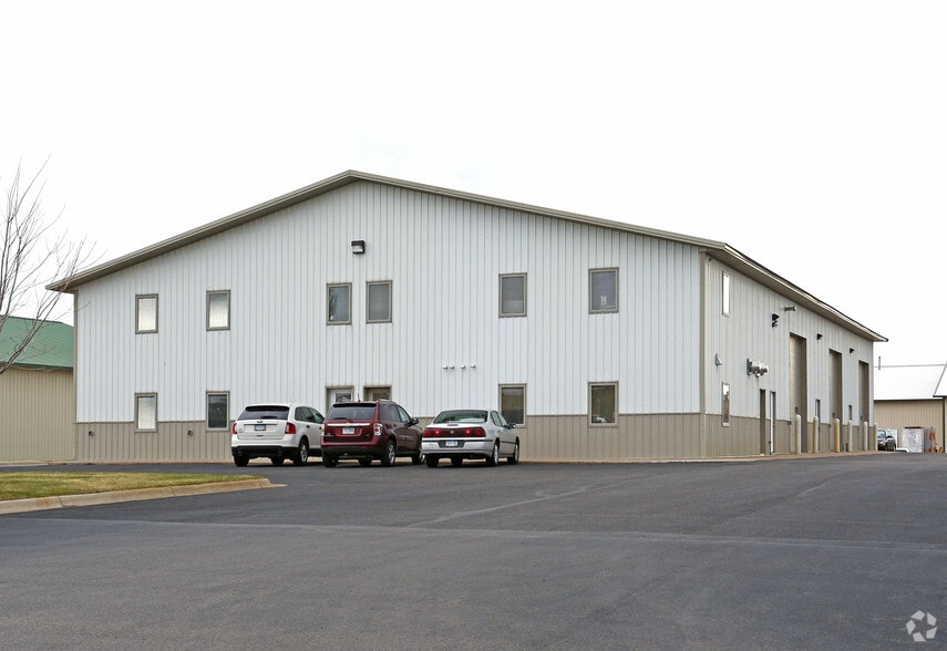 300-308 33rd Ave S, Waite Park, MN for lease - Primary Photo - Image 1 of 4