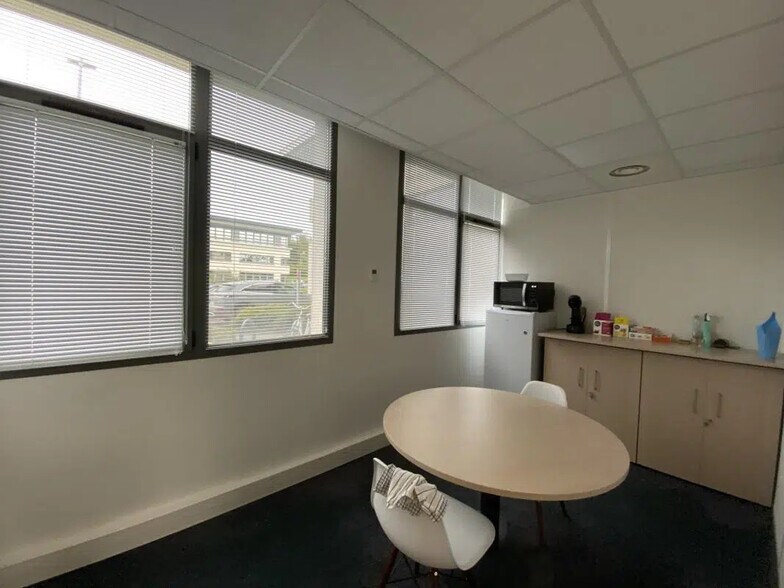 Office in Saint-Grégoire for lease - Interior Photo - Image 2 of 6