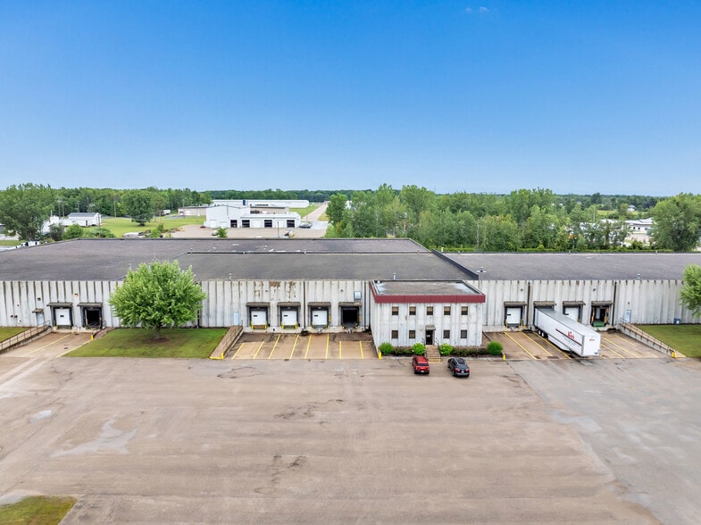 205 E Highland Dr, Oconto Falls, WI for lease - Building Photo - Image 3 of 6