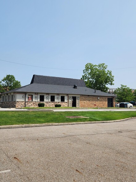 18055 Bagley Rd, Middleburg Heights, OH for lease - Building Photo - Image 2 of 4