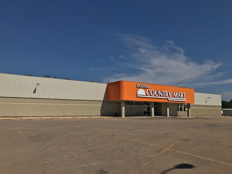 112 US Highway 75, Holton, KS for sale - Building Photo - Image 2 of 8