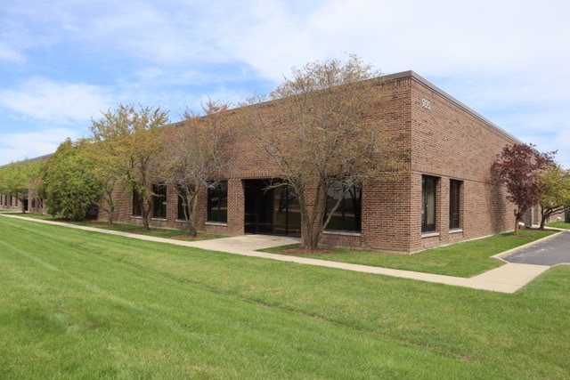 905 Lakeside Dr, Gurnee, IL for sale - Building Photo - Image 2 of 4