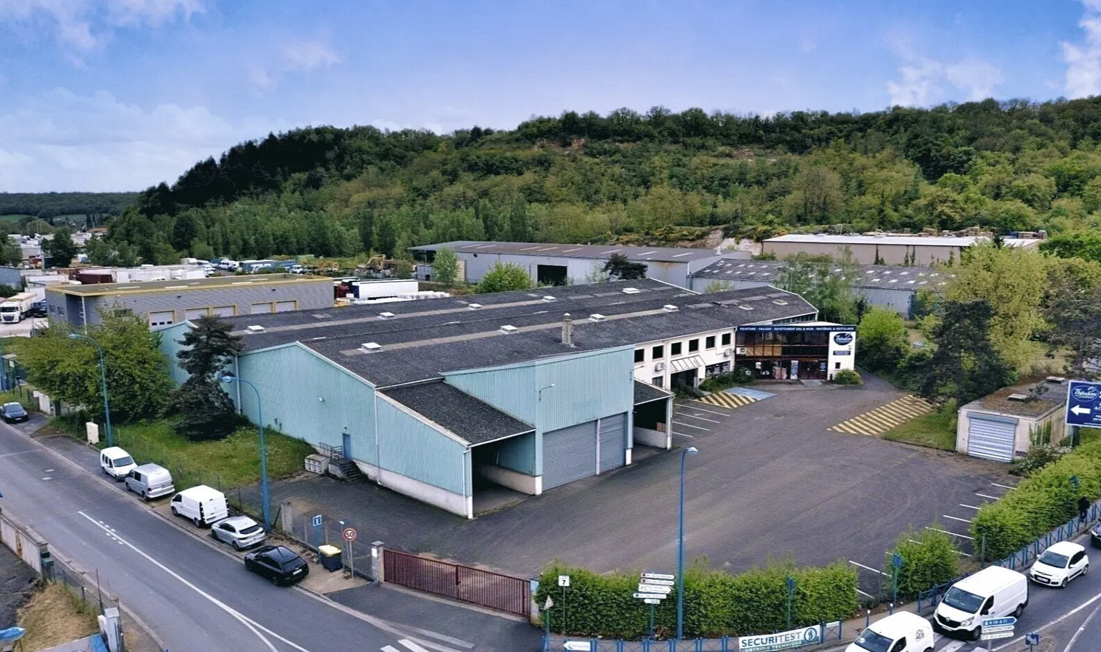 Flex in Étampes for lease Building Photo- Image 1 of 2