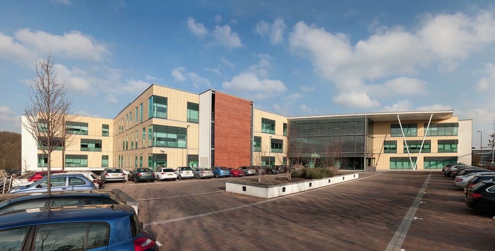 Springfield Dr, Leatherhead for lease - Building Photo - Image 2 of 25