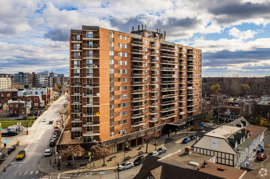 222 Rue de Woodstock, St-Lambert, QC for sale - Building Photo - Image 1 of 1