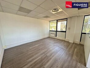 511 Route De La Seds, Vitrolles for lease Interior Photo- Image 2 of 6
