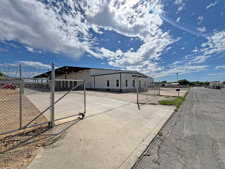 4726 Dodge St, San Antonio, TX for lease - Building Photo - Image 1 of 6