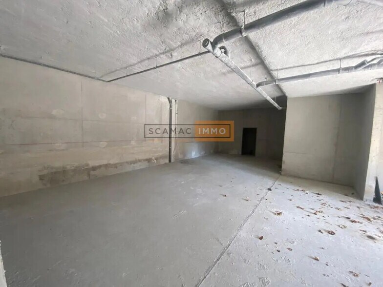Retail in Toulon for lease - Interior Photo - Image 1 of 4