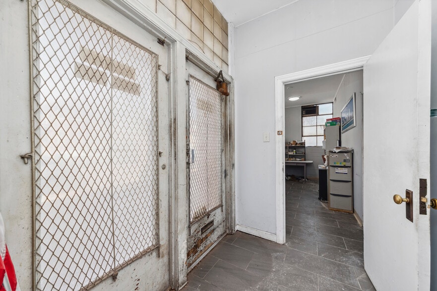 3957 N Normandy Ave, Chicago, IL for sale - Interior Photo - Image 3 of 24