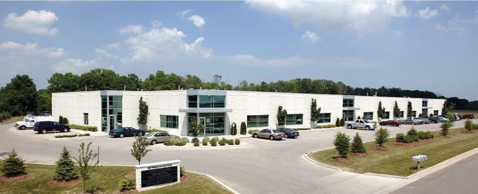 N59W13500 Manhardt Dr, Menomonee Falls, WI for lease - Building Photo - Image 1 of 10