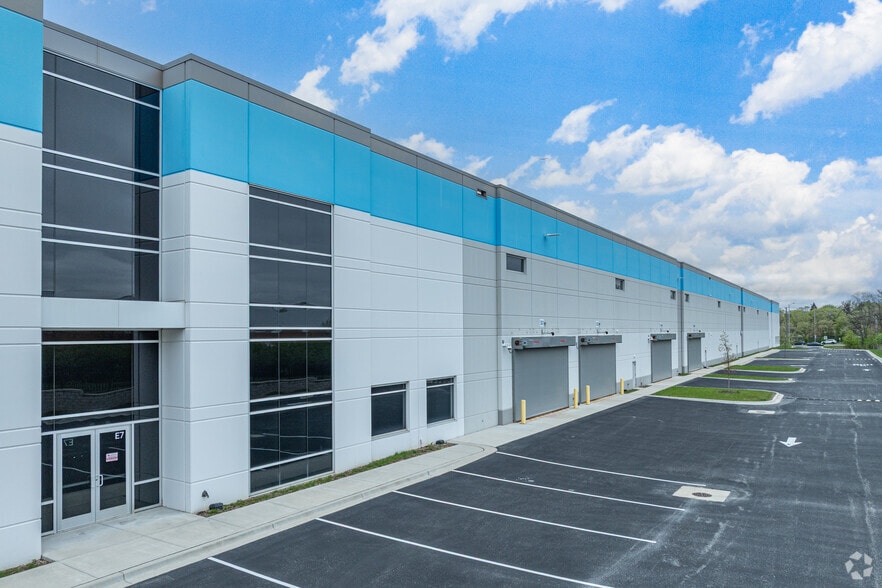 2101 W Lake St, Addison, IL for lease - Primary Photo - Image 1 of 5